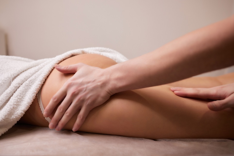 A massagem modeladora ajuda a melhorar a aparência do bumbum